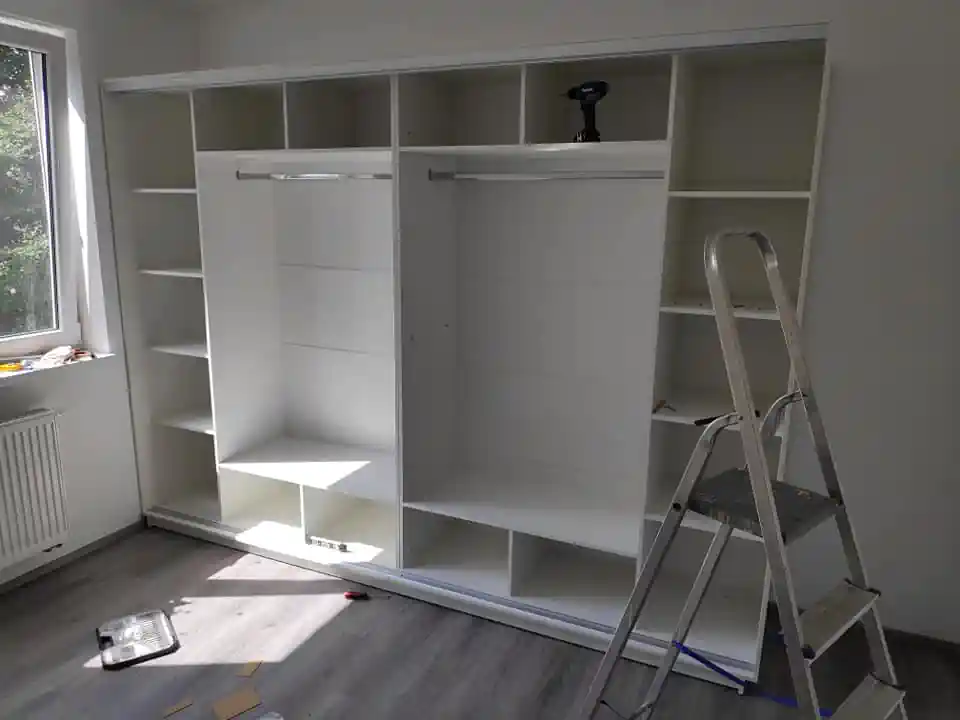Montáž šatní skříně v průběhu