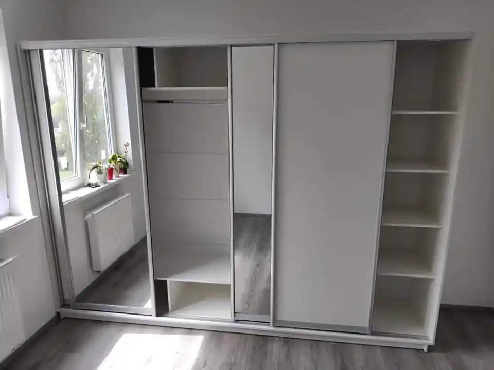 Hotová montáž šatní skříně
