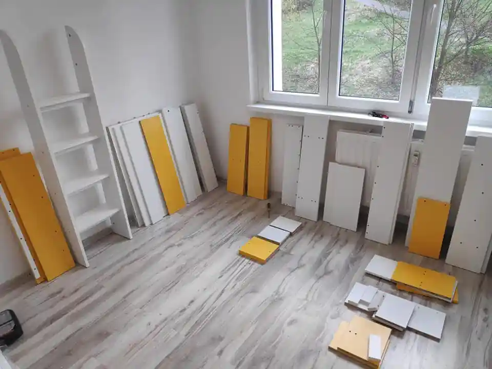 Příprava dílů před montáží postele