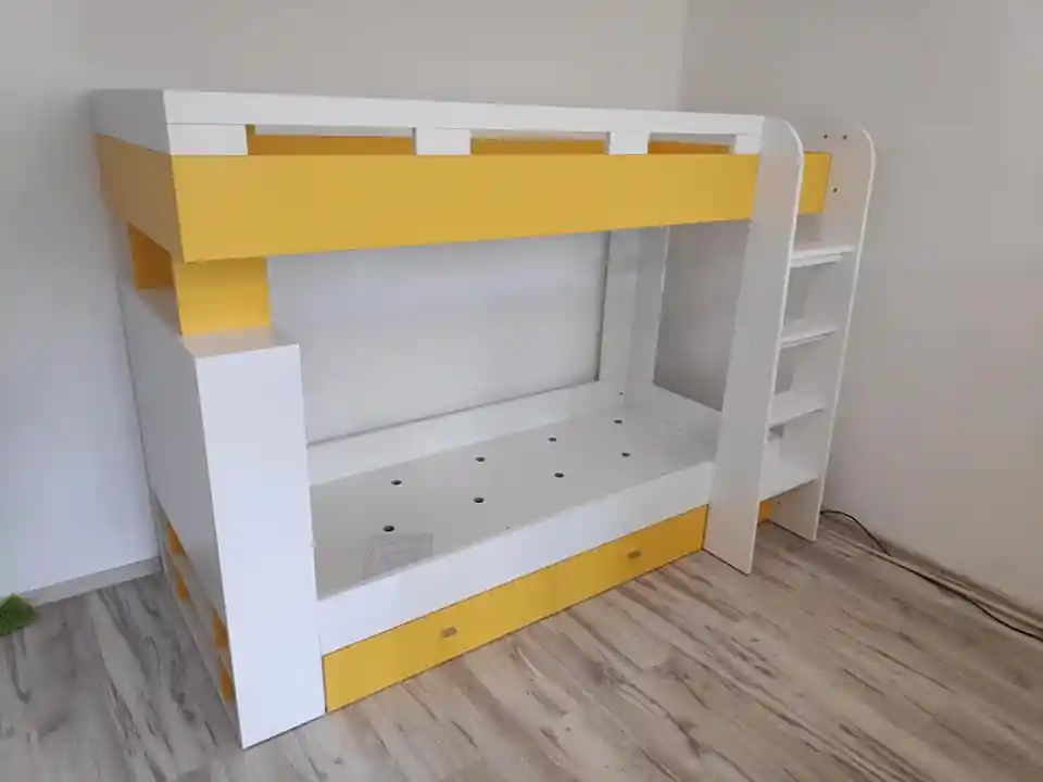 Hotová montáž patrové postele