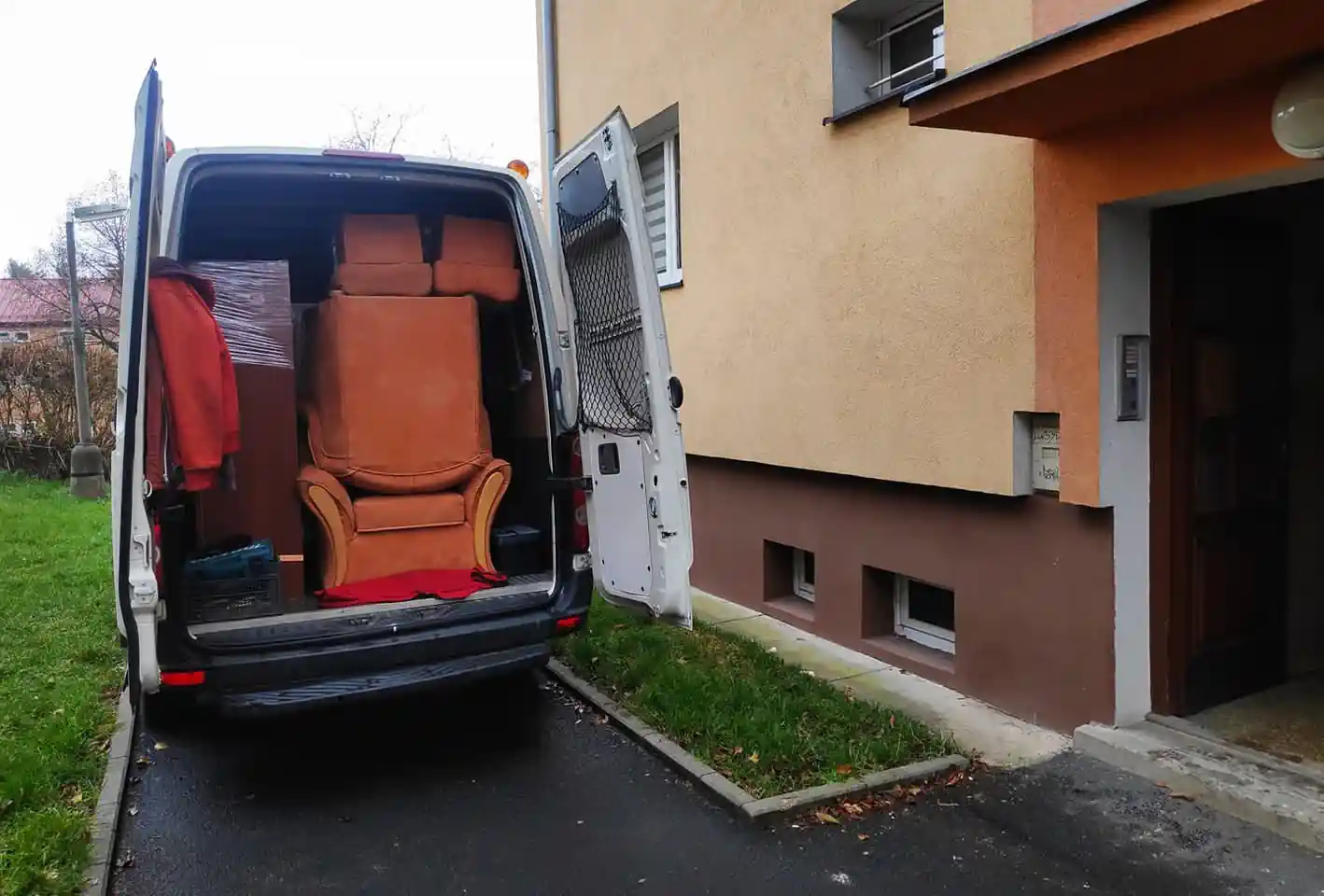 Plně naložená stěhovací dodávka